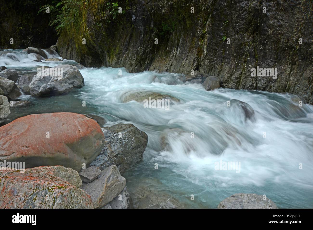 Dettaglio di una cascata nel fiume Otira vicino al Passo Arthurs, Nuova Zelanda Foto Stock