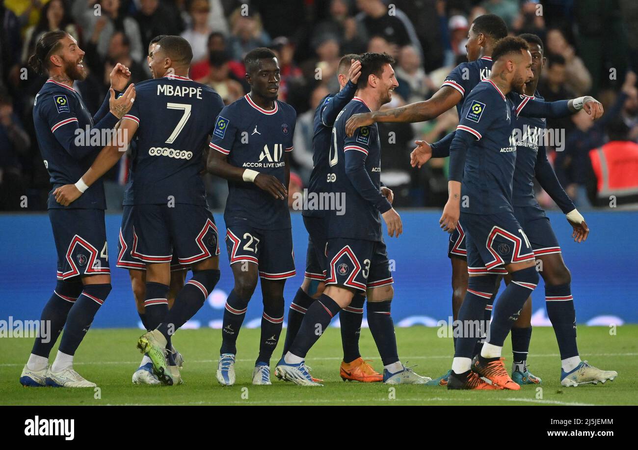 I compagni di squadra Paris Saint-Germain festeggiano durante la partita di calcio Ligue 1 Paris Saint-Germain (PSG) contro RC Lens allo stadio Parc des Princes di Parigi, Francia, il 23 aprile 2022. Parigi Saint-Germain ha vinto il titolo Ligue 1 dopo aver disegnato 1-1 con Lens il sabato. Sembrava che avrebbero dovuto aspettare un'altra settimana per confermare la loro vittoria, e sono stati booted fuori a metà tempo dopo che un obiettivo testardo ha reso la vita difficile per la squadra stellata del PSG. Tuttavia, il gioiello più dorato di tutti, Lionel messi, ha aperto il punteggio nei 68th minuti per assicurarsi il suo primo trofeo da quando è entrato a far parte del club di Barcellona Foto Stock
