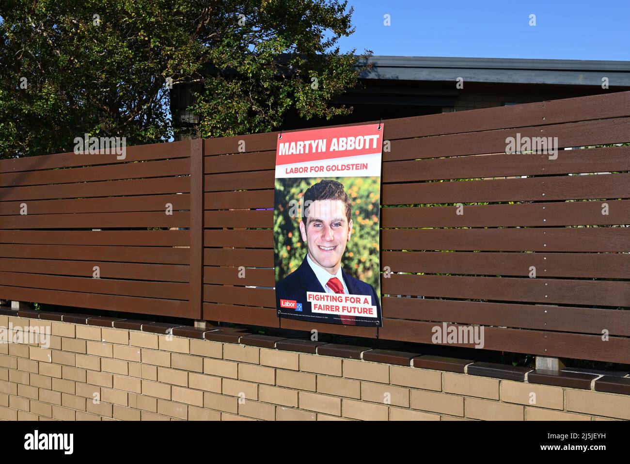Segno di campagna per la promozione del candidato del lavoro per l'elettorato di Goldstein alle elezioni federali, Martyn Abbott, sul recinto di una casa suburbana Foto Stock