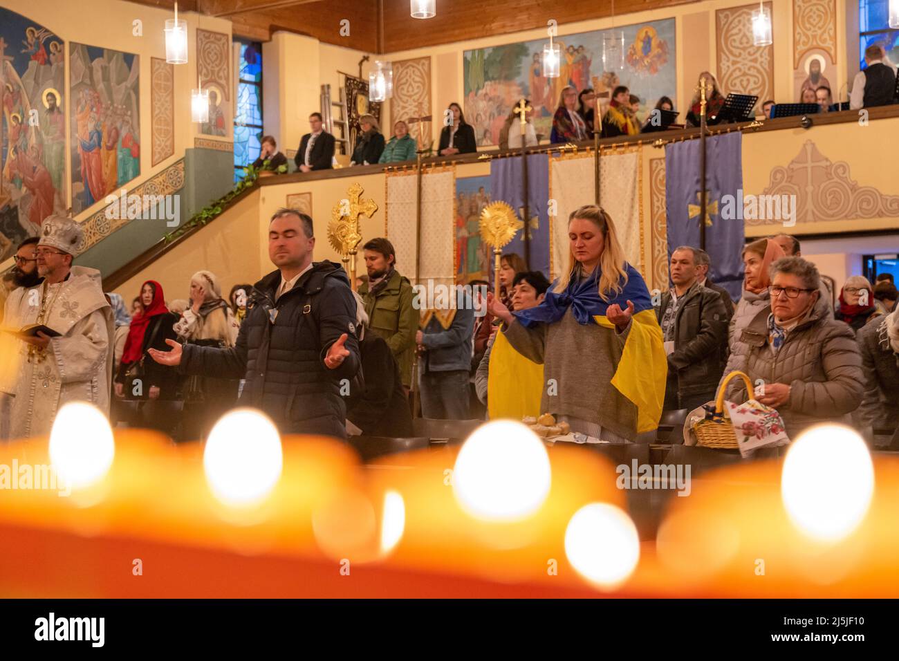 Monaco di Baviera, Germania. 24th Apr 2022. I credenti partecipano al servizio di risurrezione della parrocchia greco-cattolica Ucraina. Credit: Peter Kneffel/dpa/Alamy Live News Foto Stock
