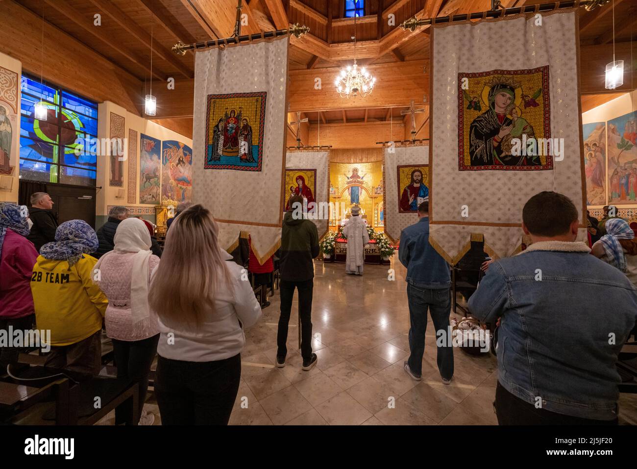 Monaco di Baviera, Germania. 24th Apr 2022. I credenti partecipano al servizio di risurrezione della parrocchia greco-cattolica Ucraina. Credit: Peter Kneffel/dpa/Alamy Live News Foto Stock