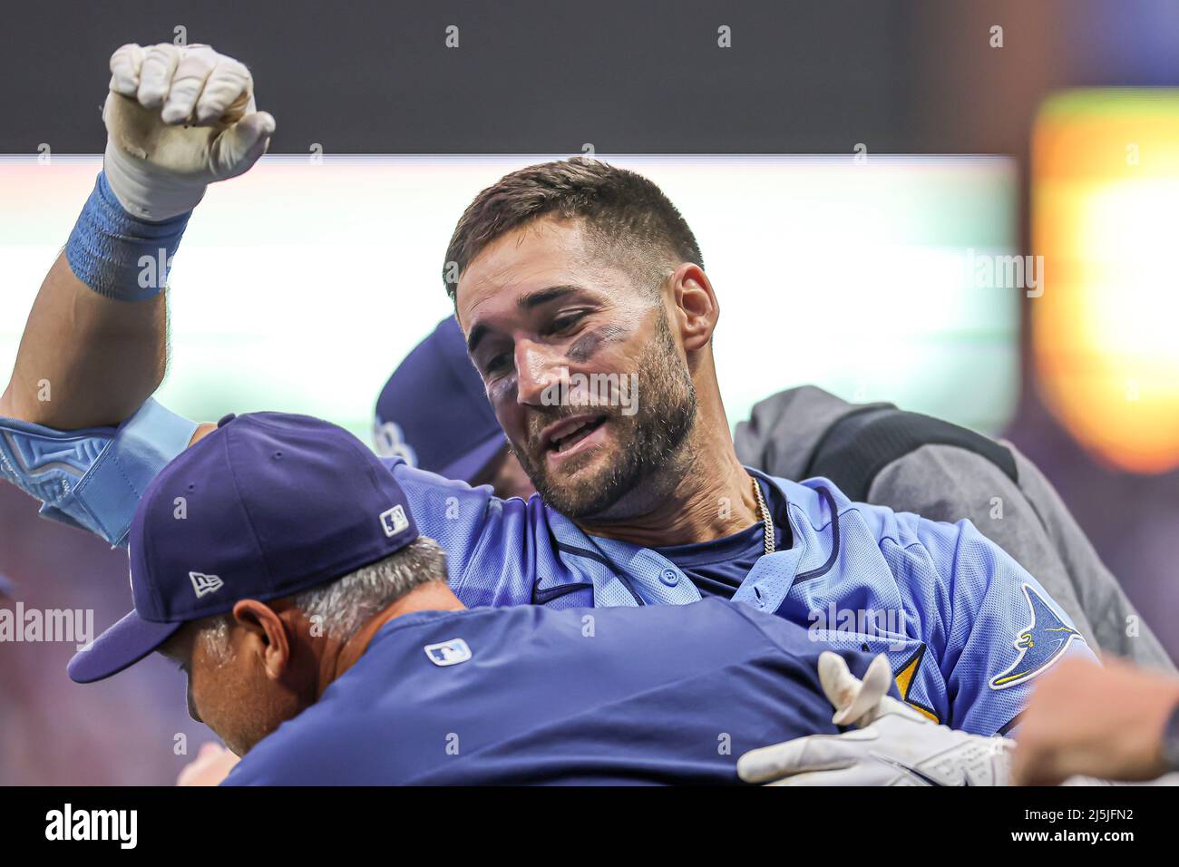 San Pietroburgo, Florida. USA; Tampa Bay Rays manager Kevin Cash abbraccia Tampa Bay Rays Center fielder Kevin Kiermaier (39) dopo aver colpito una casa walk-ff Foto Stock