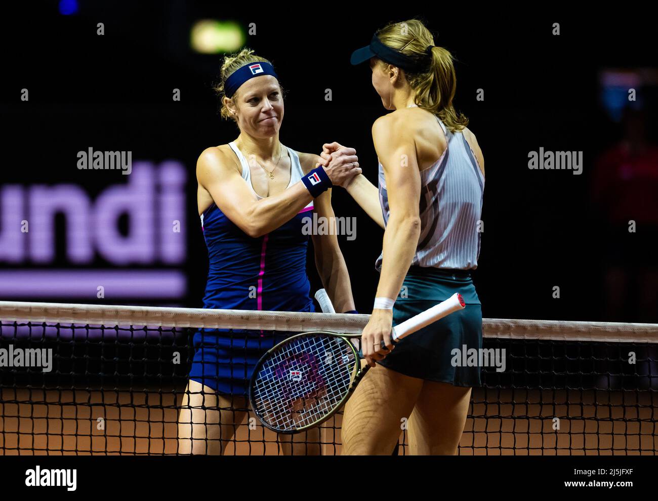 Laura Siegemund di Germania & Liudmila Samsonova di Russia in azione durante il quarto finale del torneo di tennis Porsche Tennis Grand Prix WTA 500 del 2022 il 22 aprile 2022 alla Porsche Arena di Stoccarda, Germania - Foto: Rob Prange/DPPI/LiveMedia Foto Stock