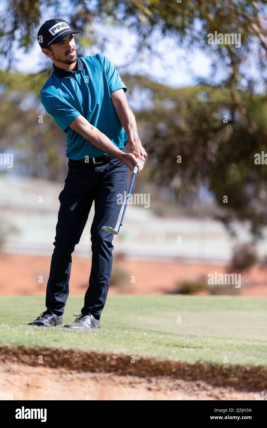 Karlkurla, Australia, 24 aprile 2022. Austin Bautista ha fatto un colpo verso la terza buca durante il Campionato 2021 CKB WA PGA, che fa parte DELL'ISP HANDA PGA Tour of Australasia il 24 aprile 2022 al Kalgoorlie Golf Course a Kalgoorlie, Australia. Credit: Graham Conaty/Speed Media/Alamy Live News Foto Stock