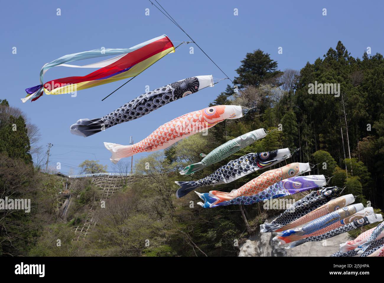 achi Village, nagano, giappone, 2022/23/04 , Koinobori al villaggio di Achi-dura a Nagano, che è uno dei posti migliori per vedere i fiori di pesca. Koinobori, Foto Stock