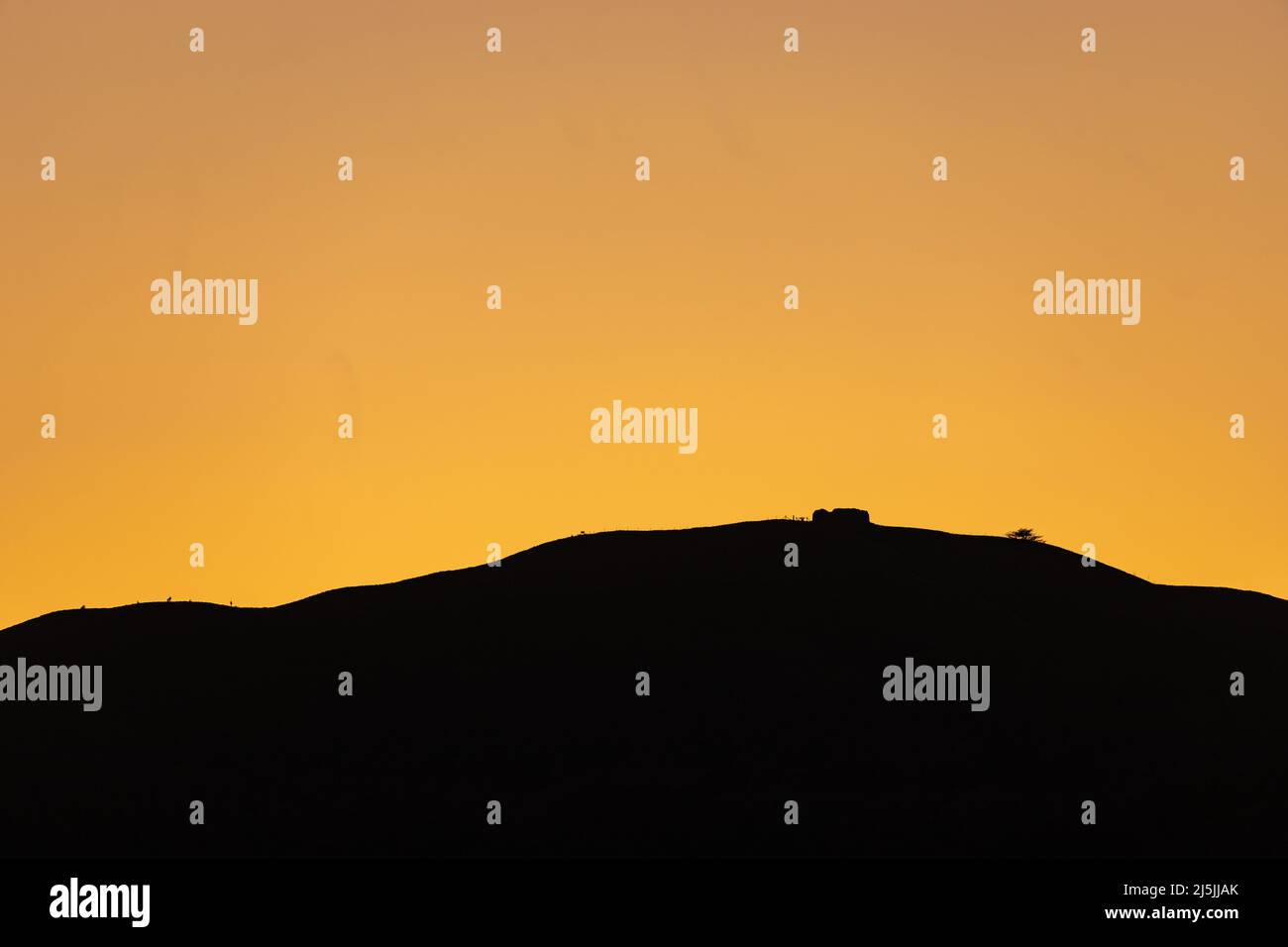 Jublee Tower in silhouette sulla cima di Moel Famau, Galles del Nord Foto Stock
