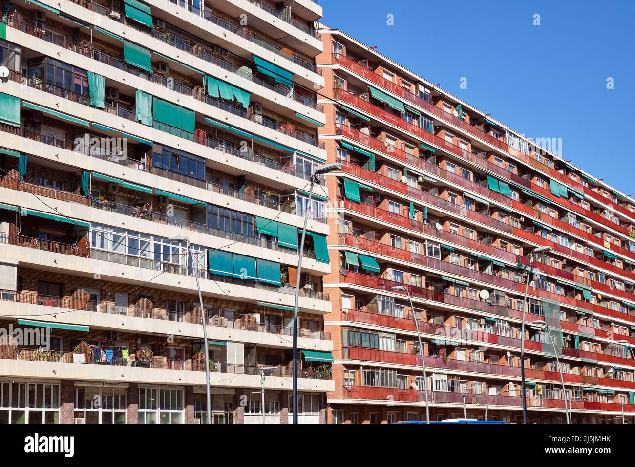 Grandi edifici di appartamenti visti a Barcellona, Spagna Foto Stock