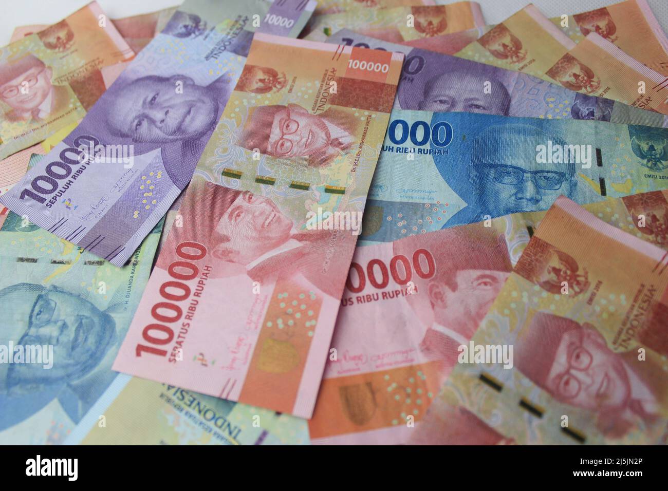 Banconote indonesiane Rupiah Money 100.000, 50.000 e 10.000 IDR. Vista dall'alto Foto Stock
