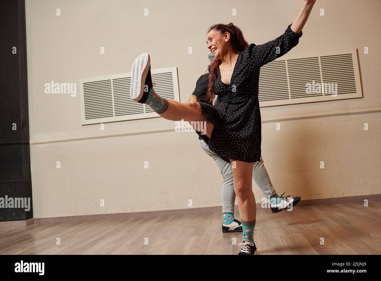 Coppia matura di ballerini Lindy Hop in una sala da ballo Foto Stock