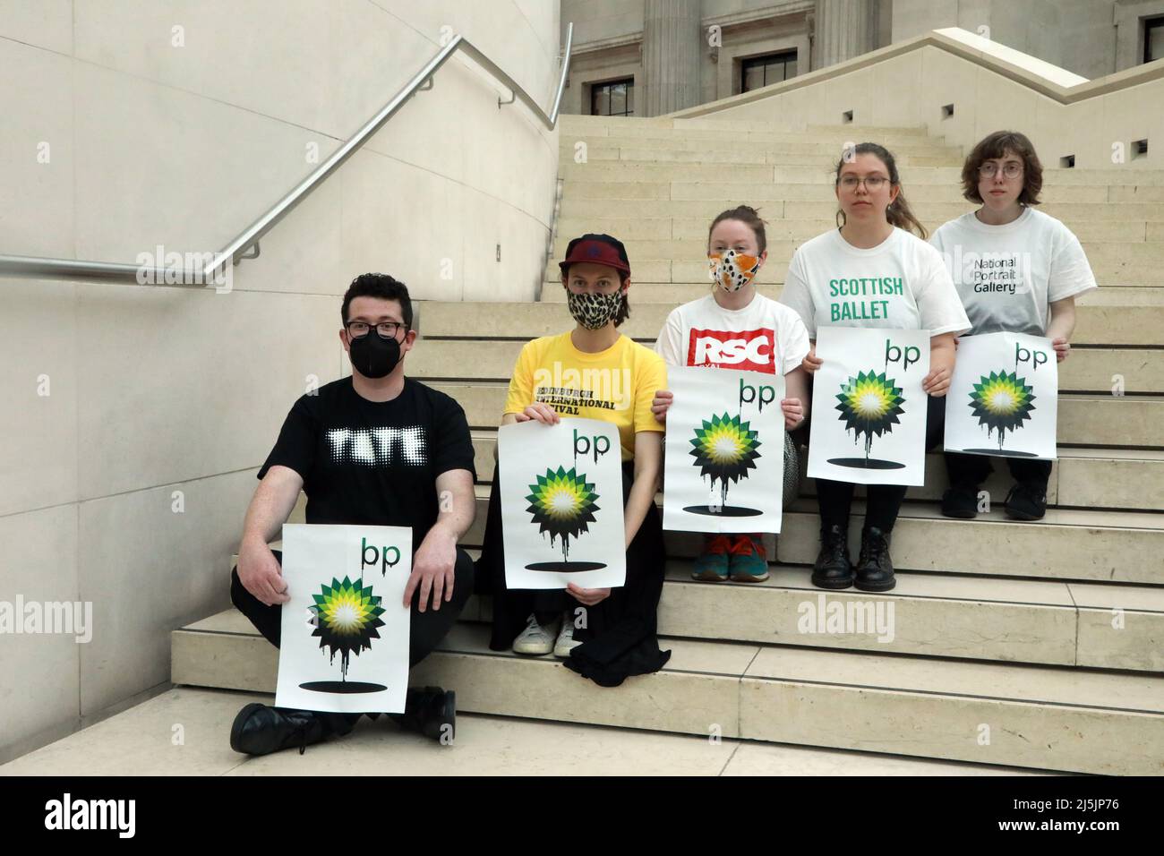 British Muesum, Central London, Regno Unito, 23rd aprile 2022: Arts Activist group BP or Not BP, si è riunito nelle loro centinaia per educare le persone e sollecitare il museo a smettere di essere sponsorizzato dalla gigantesca compagnia petrolifera. Il ha tenuto una serie di piccole proteste con un gran finale al Grand Court. Credit Natahsa Quarmby/ ALAMY LIVE NEWS Foto Stock