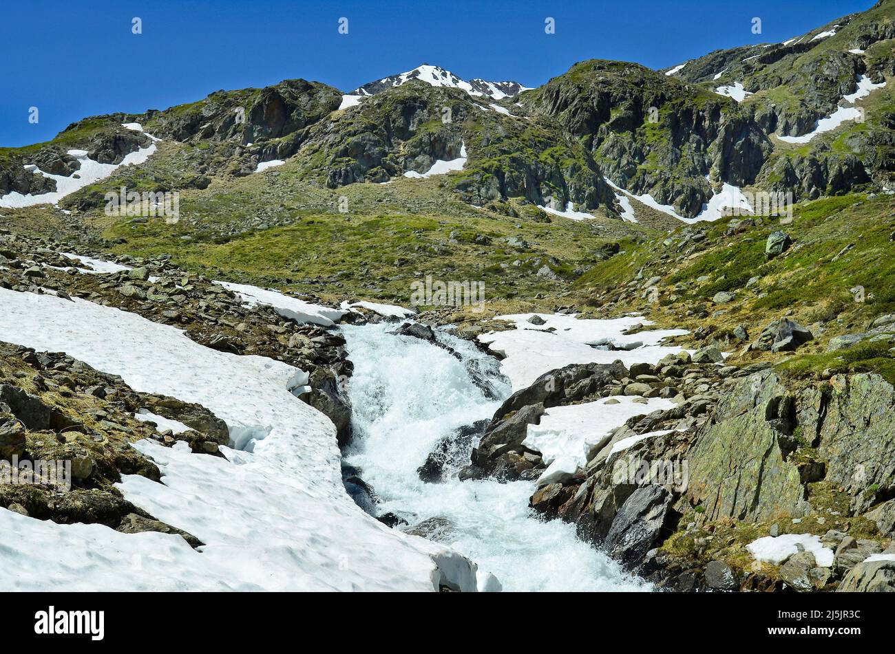 Austria, Tirolo, torrente tra le nevi rimane sulle alpi austriache Foto Stock