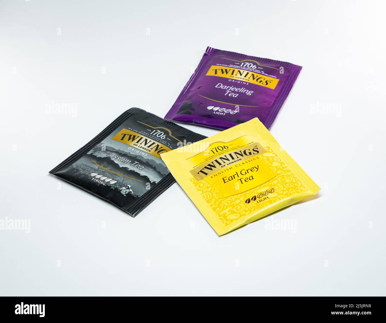 Un pacchetto di Twinings Darjeeling Tea, Assam Tea e Earl Gray tè su sfondo bianco. Foto Stock