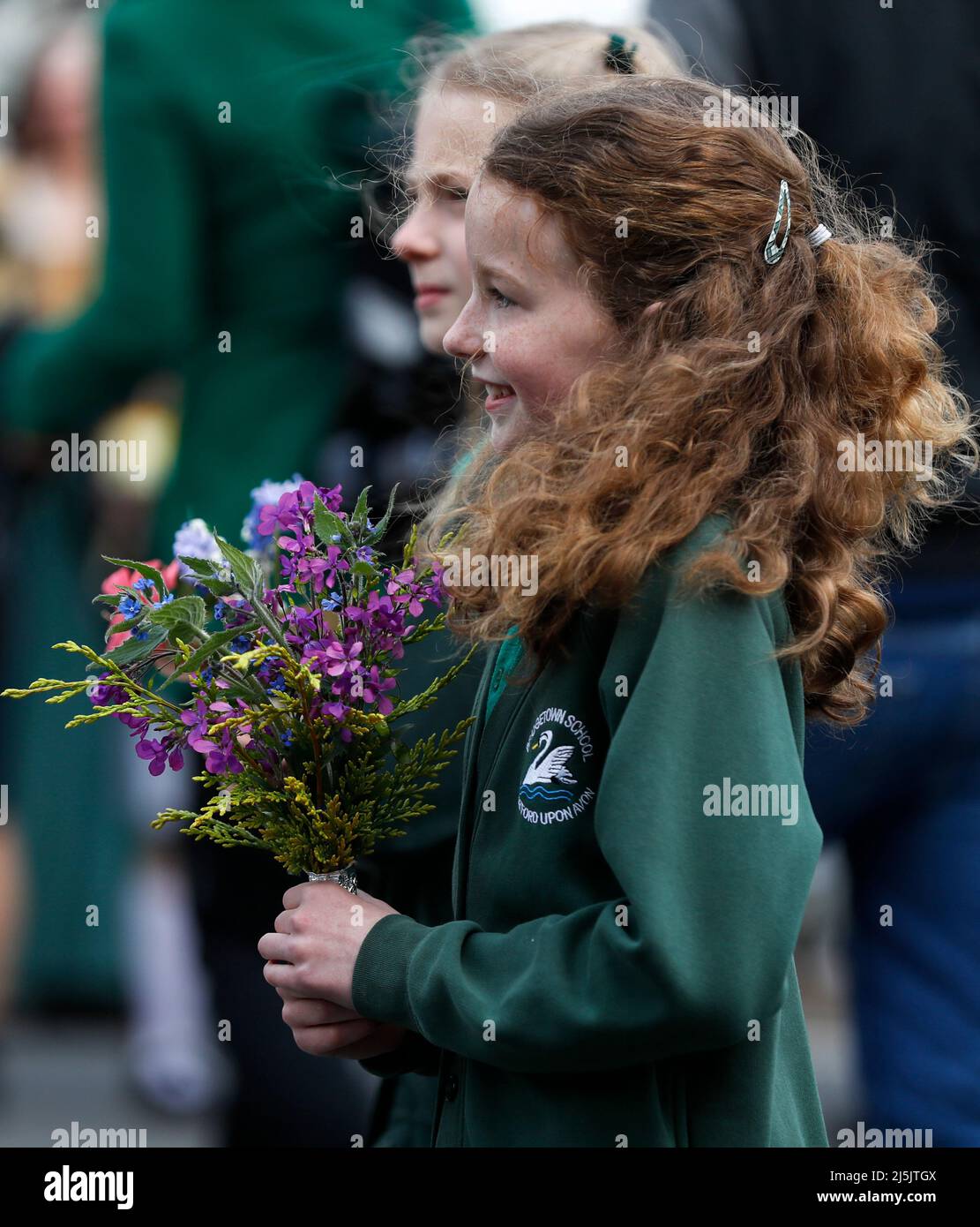 (220424) -- STRATFORD UPON AVON, 24 aprile 2022 (Xinhua) -- gli studenti partecipano ad una sfilata per celebrare il 458th compleanno di William Shakespeare a Stratford-upon-Avon, Gran Bretagna, 23 aprile 2022. Più di 1.000 persone si sono riunite a Stratford-upon-Avon, la città natale di William Shakespeare, per celebrare il 458th compleanno del drammaturgo britannico sabato. (Xinhua/Han Yan) Foto Stock