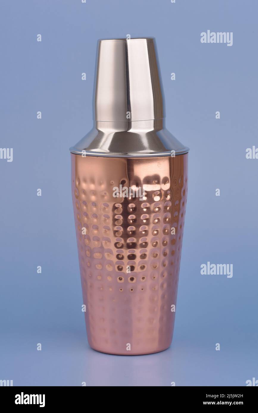 Vista frontale del cocktail shaker in metallo su sfondo blu Foto Stock