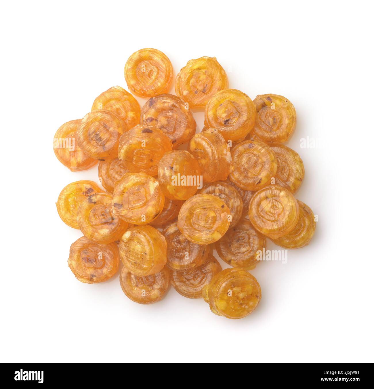 Vista dall'alto delle caramelle dure biologiche fatte in casa con noci isolate su bianco Foto Stock