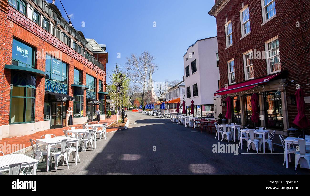 WESTPORT, CT, Stati Uniti d'America - 22 APRILE 2022: Vista da Church Lane nella splendida giornata di primavera con tavolo da ristoranti all'aperto Foto Stock