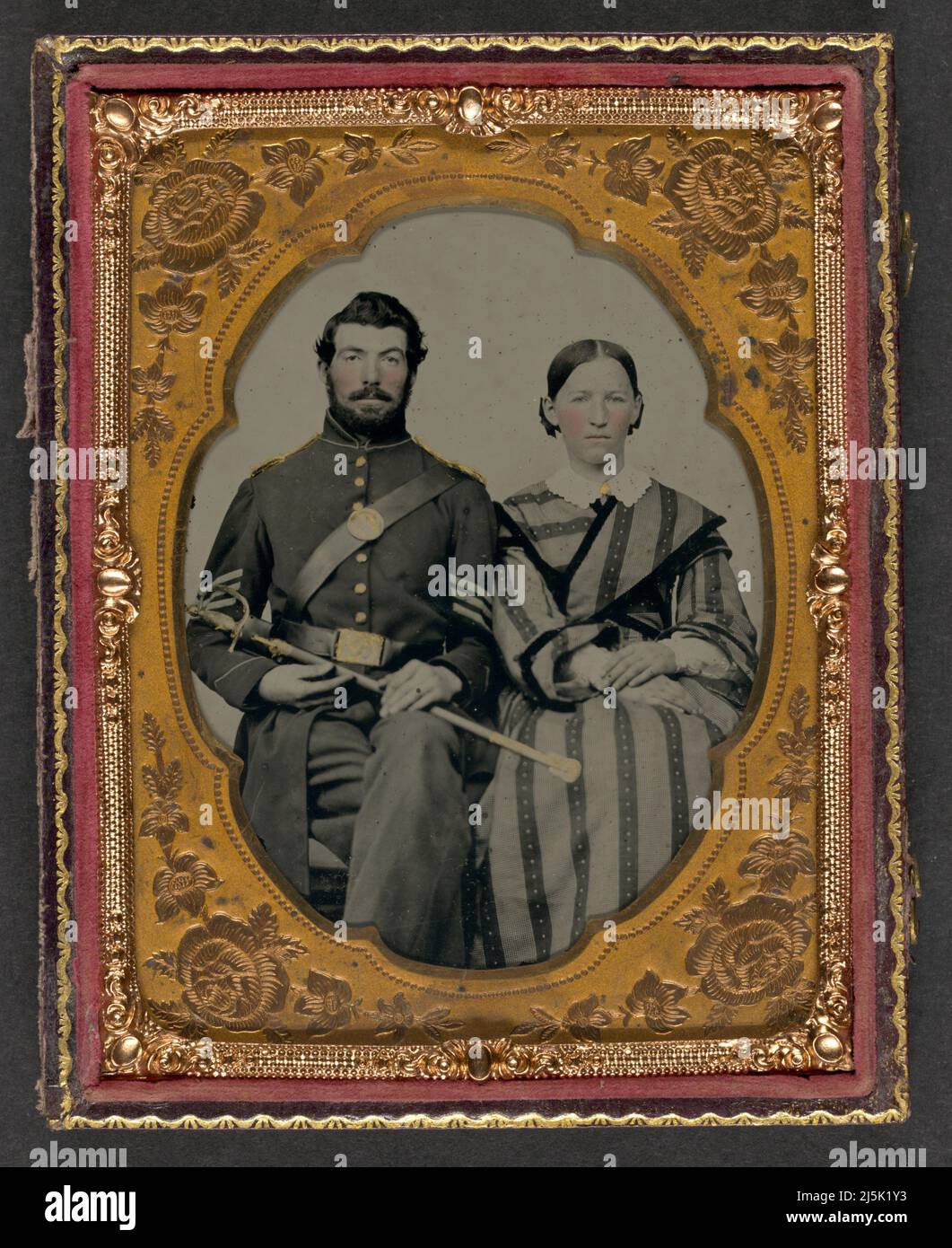 Soldato non identificato in uniforme del sergente dell'Unione con la spada dell'ufficiale non commissionato del modello 1840 vicino alla donna non identificata creata / pubblicata fra 1861 e 1865 titoli dell'oggetto - United States.--Army--People--1860-1870 - Soldates--Unione--1860-1870 - Uniformi militari--Unione--1860-1870 - Donne--1860-1870 - Coppie--1860-1870 - Daggers & spade--1860-1870 - United States--History--Civil War, 1861-1865--Military personnel--Union headings Ambroties--colore-mano--1860-1870. Ritratti di gruppo--1860-1870. Foto ritratto--1860-1870. Foto Stock