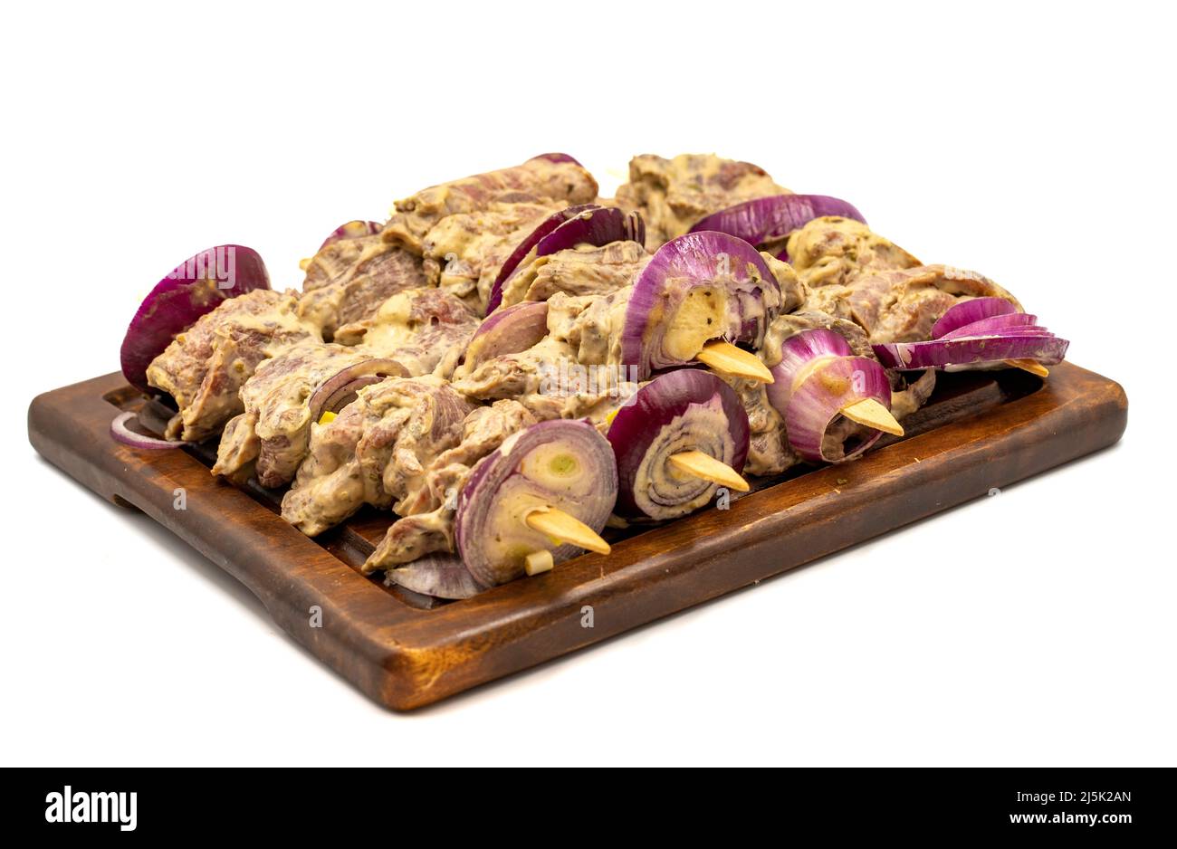 Kebab Saslik isolato su sfondo bianco. Kebab saslik crudo su tavola di presentazione in legno. Primo piano Foto Stock