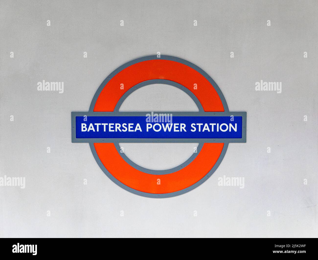 Londra, UK-12.10.21: Un cartello per la nuova stazione della metropolitana della centrale elettrica di Battersea sulla nuova filiale della Northern Line, inaugurata nel 2021. La metropolitana di Londra è la Th Foto Stock