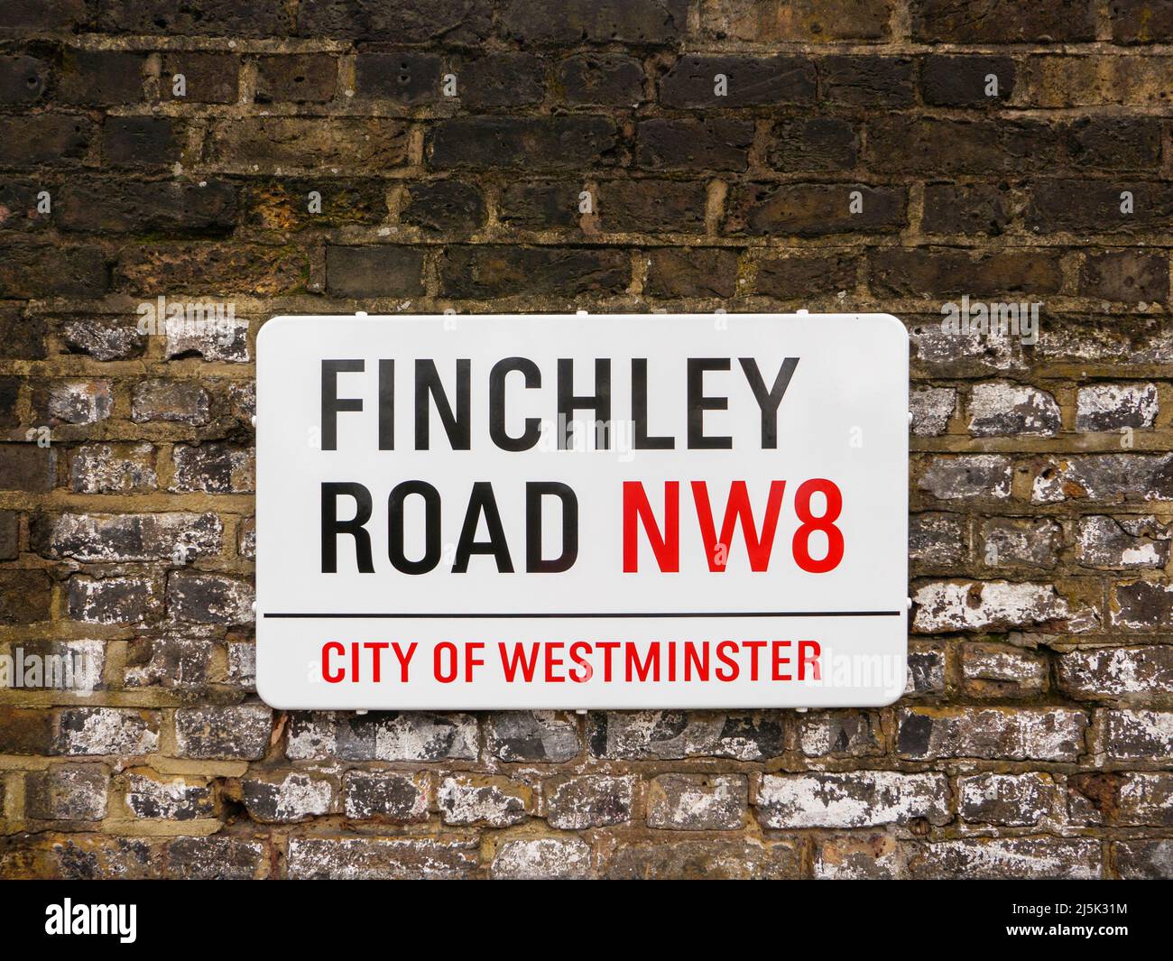 London, UK-22.12.21: Cartello con il nome di Finchley Road, City of Westminster, London, UK Foto Stock