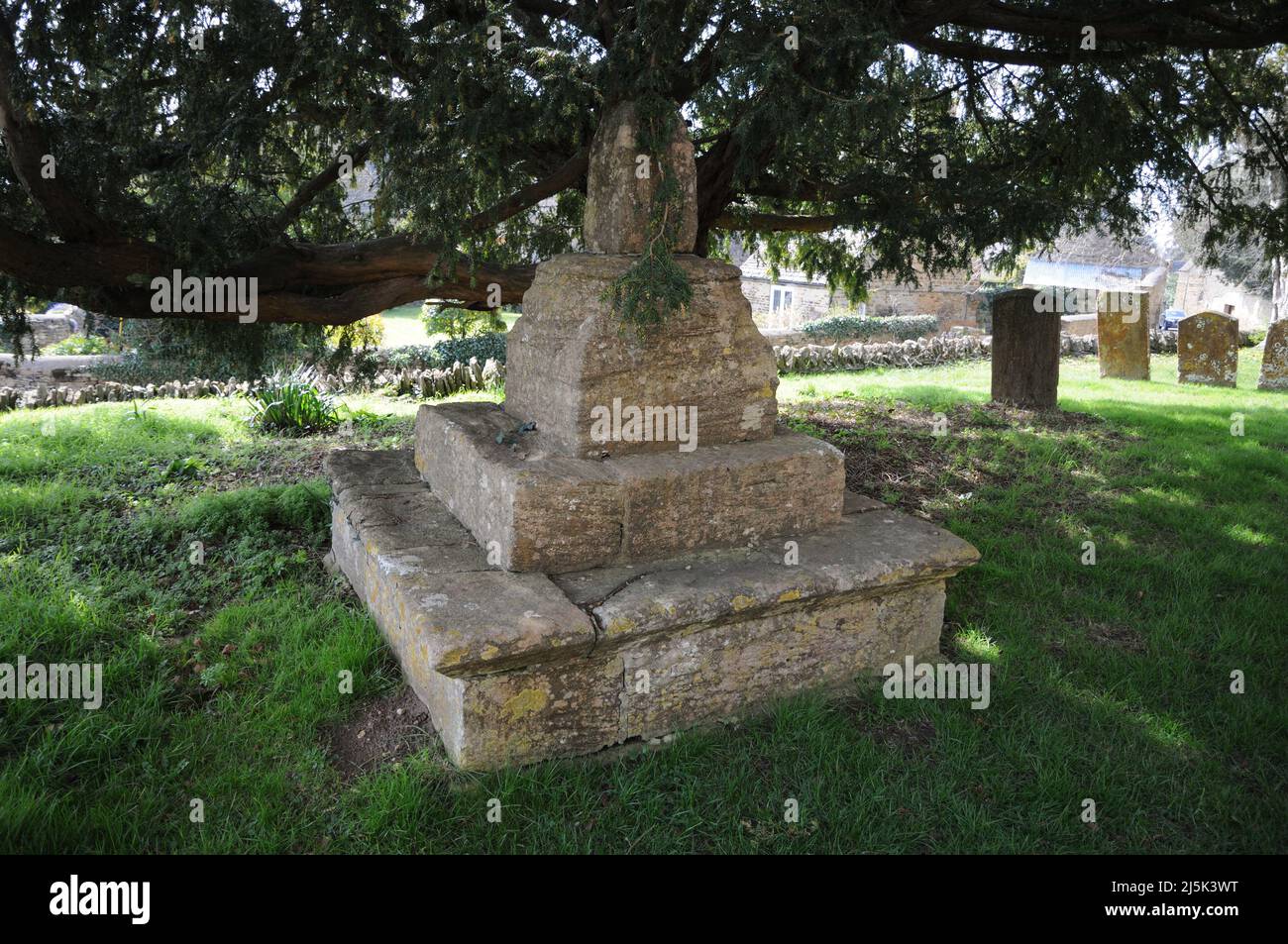 Attraversa il cimitero di St Peter & St Paul Church, Steeple Aston, Oxfordshire Foto Stock