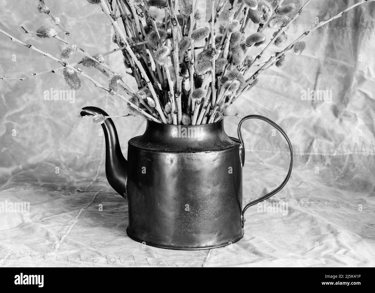 Foto in bianco e nero, antica tazza di rame con papi, festa di Pasqua, festa cristiana in primavera Foto Stock
