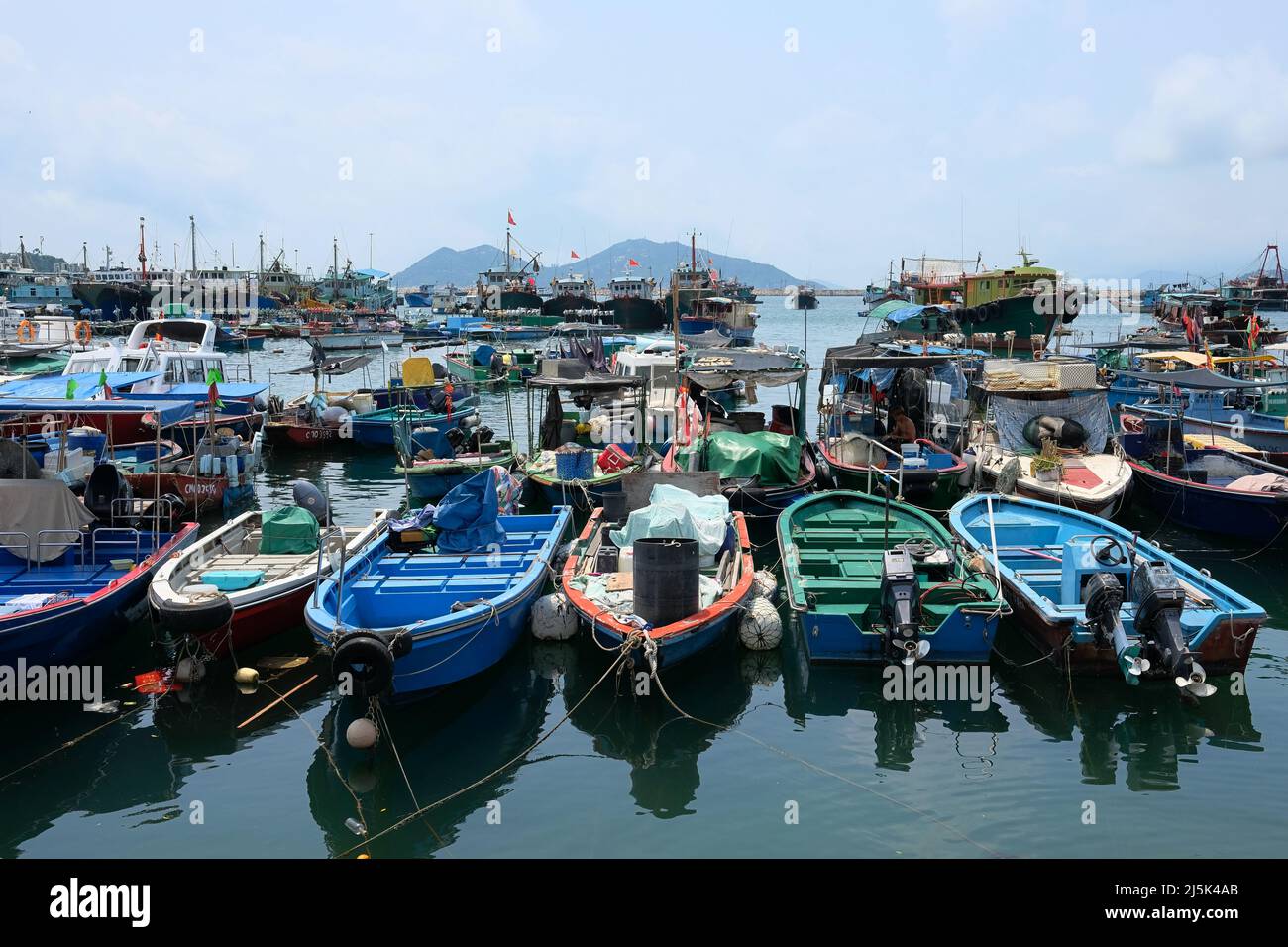 Barche da pesca ormeggiate al porto di Cheung Chau, Isole Outlying di Hong Kong Foto Stock