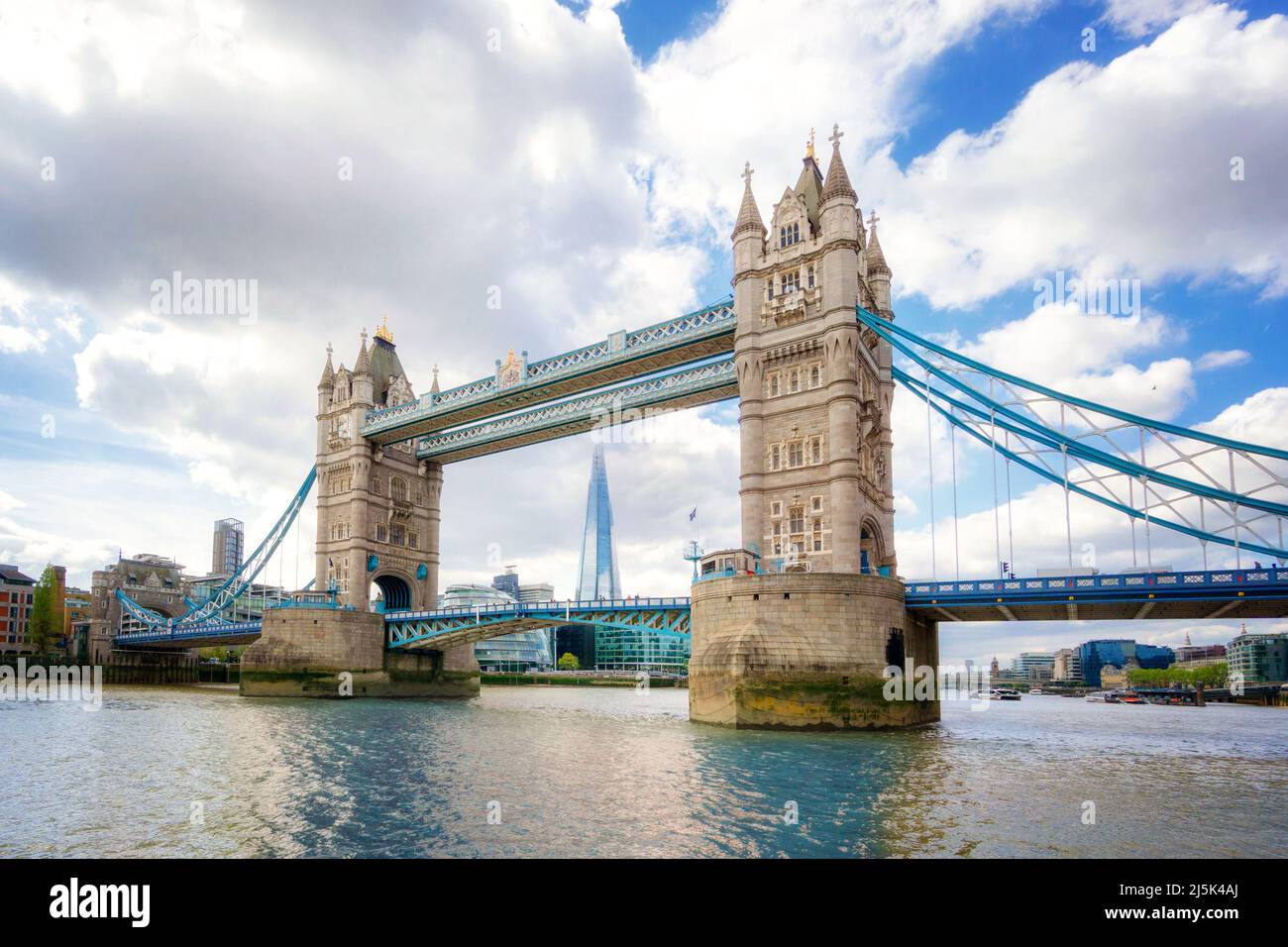 London Tower Bridge sul Tamigi Foto Stock