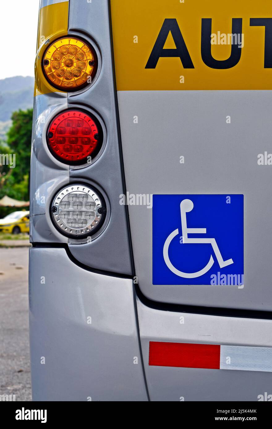 Ritorno in autobus scolastico con pittogramma per sedie a rotelle Foto Stock