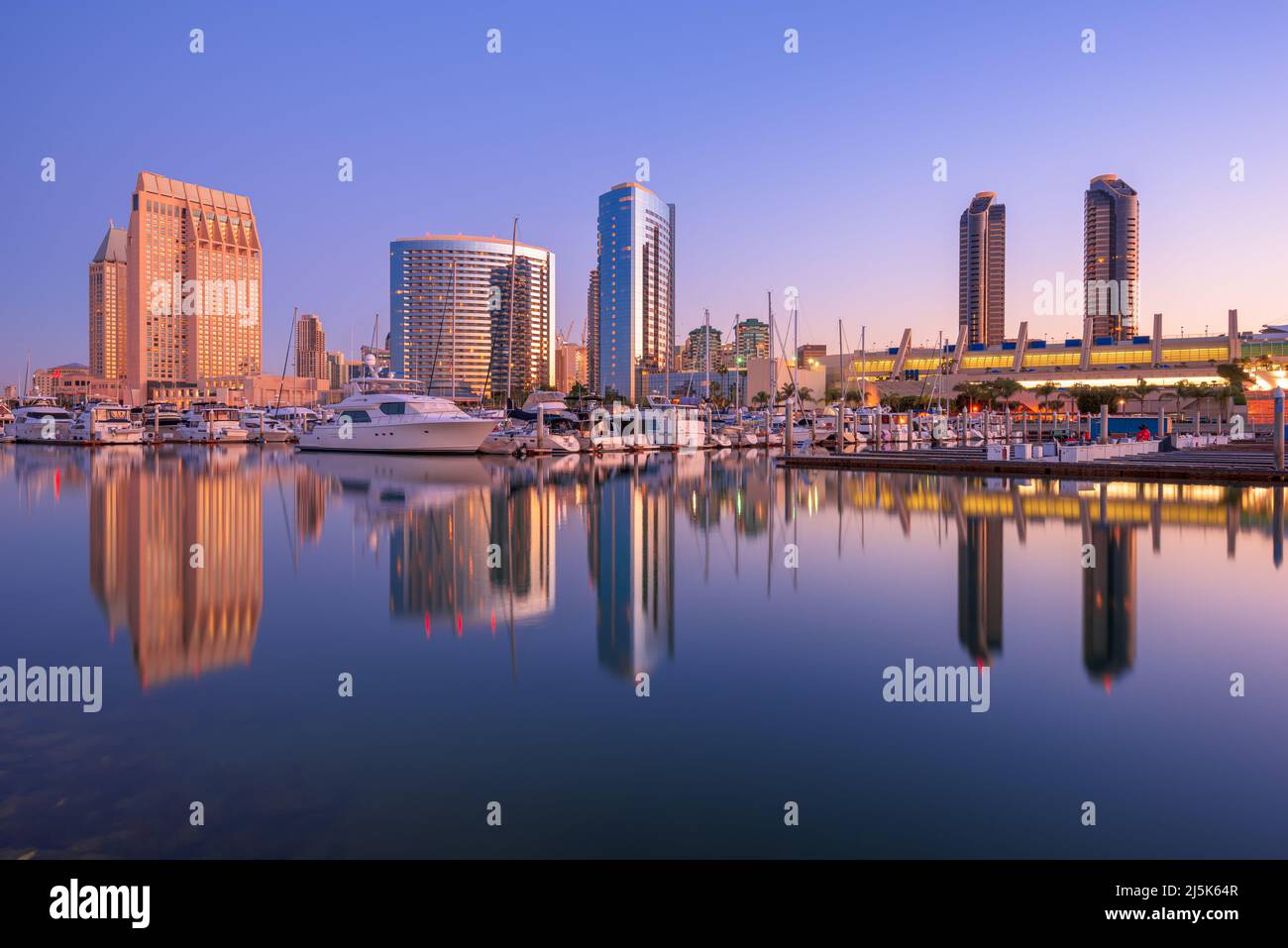 San Diego, California, USA skyline centro sulla baia di San Diego al tramonto. Foto Stock