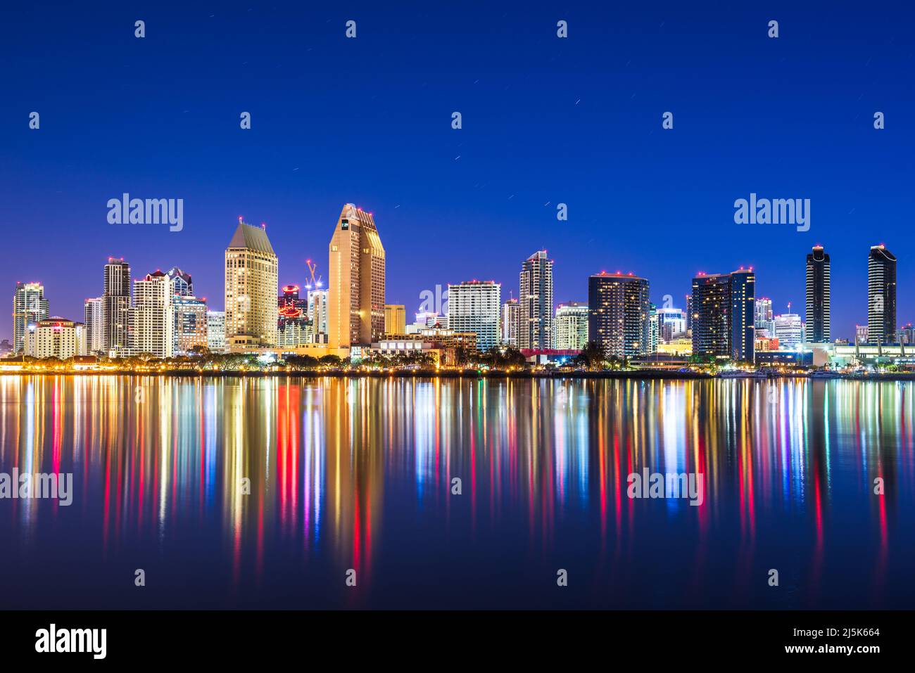 San Diego, California, Stati Uniti d'America skyline del centro sulla baia di San Diego di notte. Foto Stock