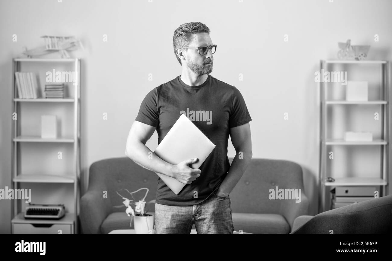 concetto freelance. tipo che tiene il laptop per blogging. social network e weblog. Foto Stock