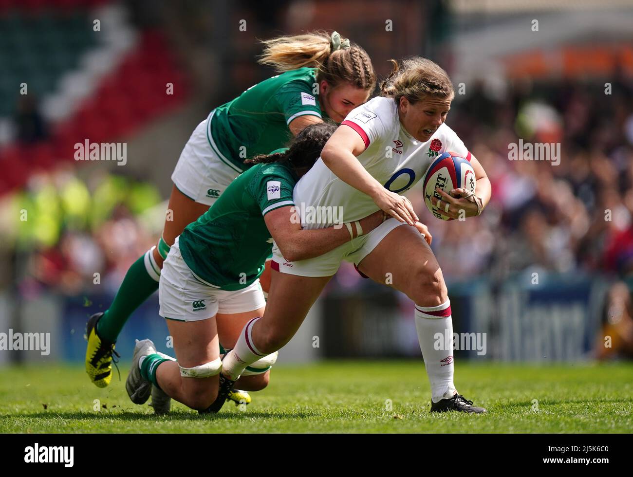 Vickii Cornborough in Inghilterra è stato affrontato da Hannah o'Connor (centro) e Dorothy Wall in Irlanda durante la partita di TikTok Women's Six Nations al Mattioli Woods Welford Road Stadium di Leicester. Data foto: Domenica 24 aprile 2022. Foto Stock