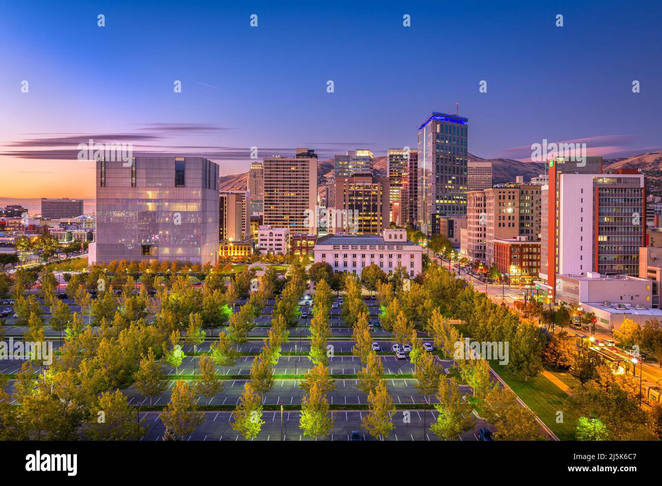 Salt Lake City, Utah, Stati Uniti d'America quartiere finanziario del centro cittadino di paesaggio al crepuscolo. Foto Stock