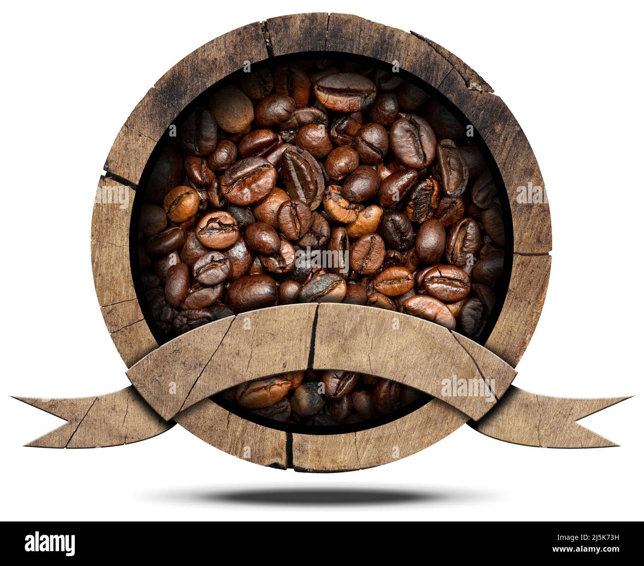 Cartello rotondo in legno o icona con chicchi di caffè torrefatti all'interno e spazio di copia. Isolato su sfondo bianco con ombra. Foto Stock