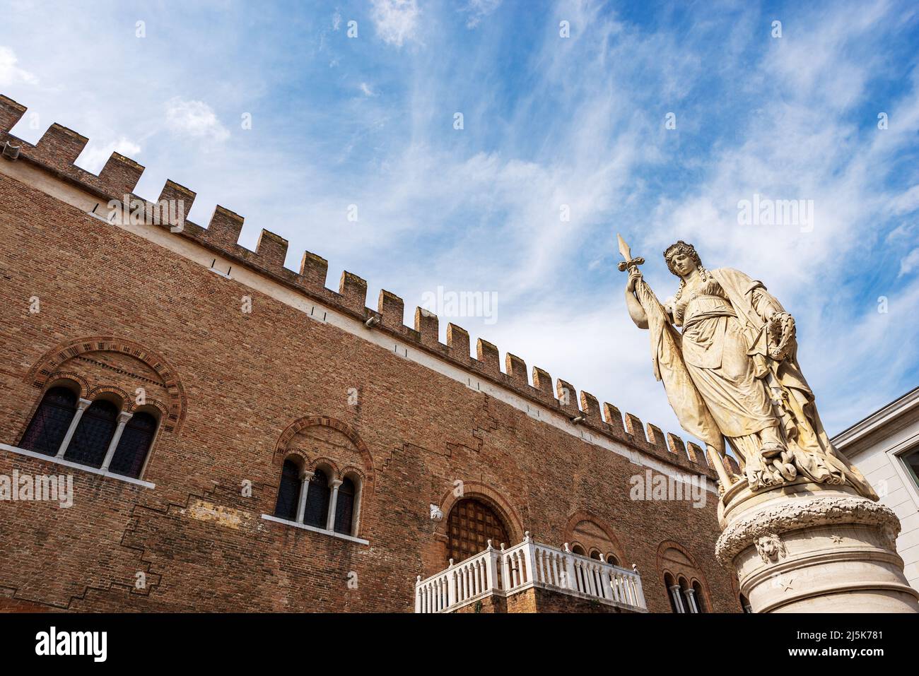 Treviso. Statua dell'Indipendenza chiamata Teresona, 1875, di Luigi Borro e palazzo medievale chiamato Palazzo dei Trecento o Palazzo della ragione, Italia. Foto Stock