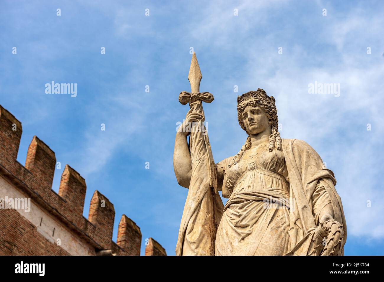 Treviso. Statua dell'Indipendenza chiamata Teresona, 1875, di Luigi Borro e palazzo medievale chiamato Palazzo dei Trecento o Palazzo della ragione, Italia. Foto Stock