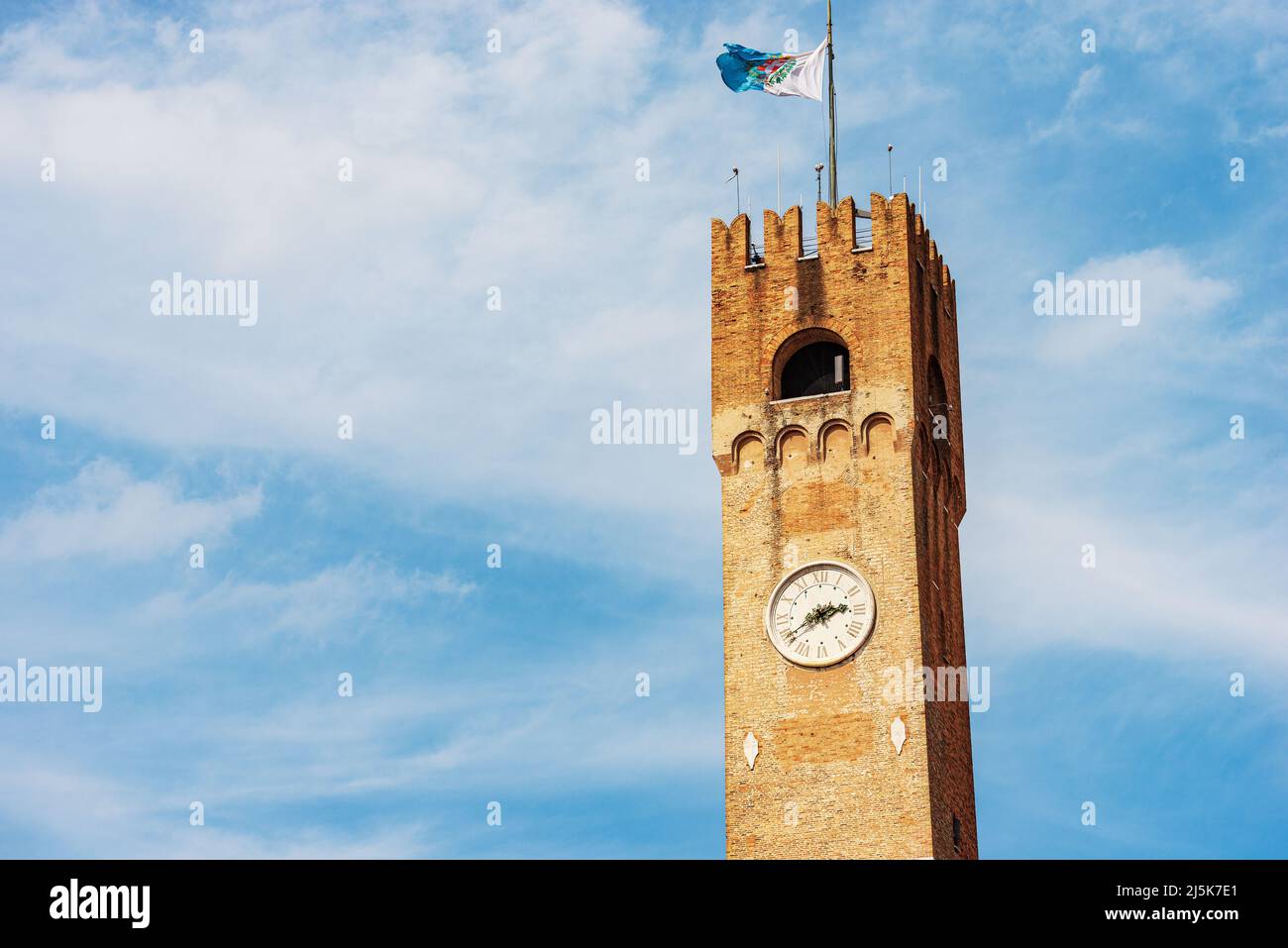 Antica Torre Civica medievale nel centro di Treviso, 1218, con la bandiera della città. Piazza dei Signori, Veneto, Italia, Europa. Foto Stock