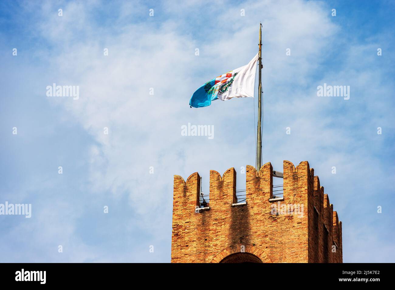 Antica Torre Civica medievale nel centro di Treviso, 1218, con la bandiera della città. Piazza dei Signori, Veneto, Italia, Europa. Foto Stock
