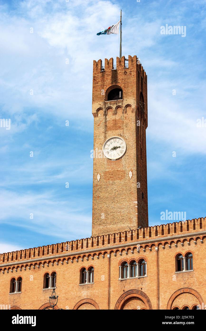 Antica Torre Civica medievale nel centro di Treviso, 1218, con la bandiera della città. Piazza dei Signori, Veneto, Italia, Europa. Foto Stock