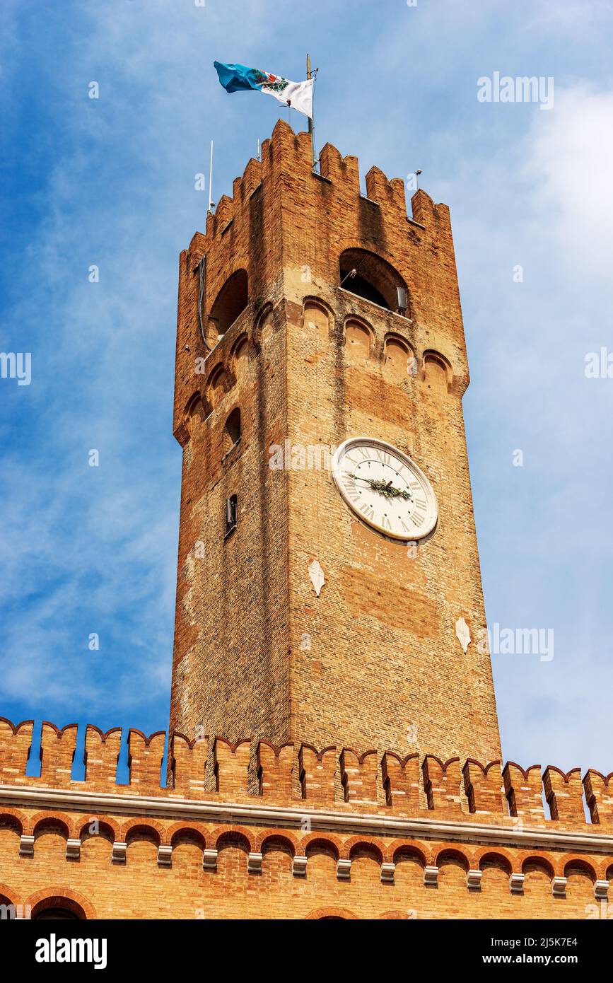 Antica Torre Civica medievale nel centro di Treviso, 1218, con la bandiera della città. Piazza dei Signori, Veneto, Italia, Europa. Foto Stock