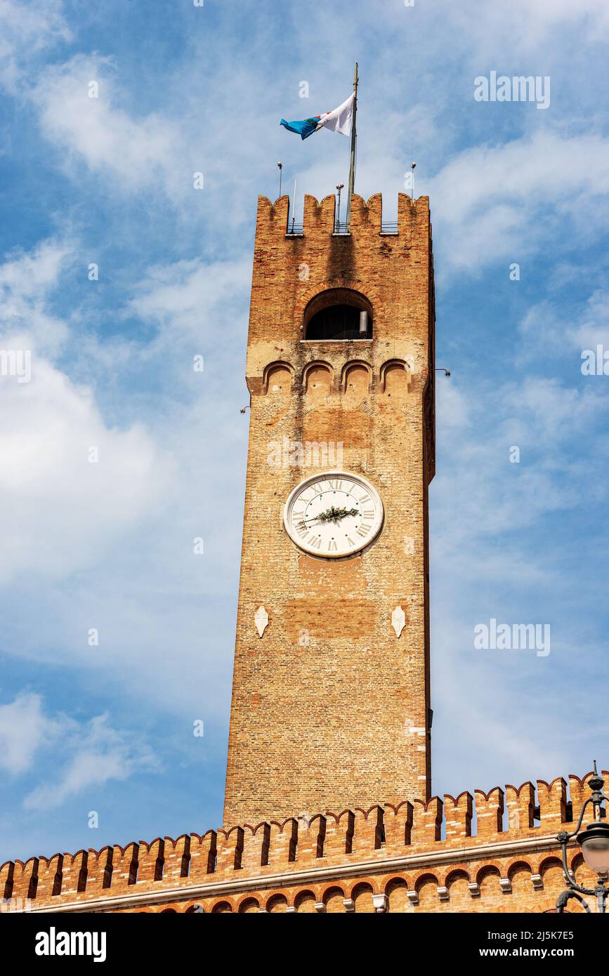 Antica Torre Civica medievale nel centro di Treviso, 1218, con la bandiera della città. Piazza dei Signori, Veneto, Italia, Europa. Foto Stock