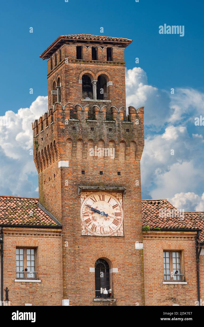 Primo piano della torre dell'orologio medievale chiamata Torresin, piazza  della città chiamata Piazza Grande. Comune di Oderzo in provincia di Treviso,  Veneto, Italia, Europa Foto stock - Alamy