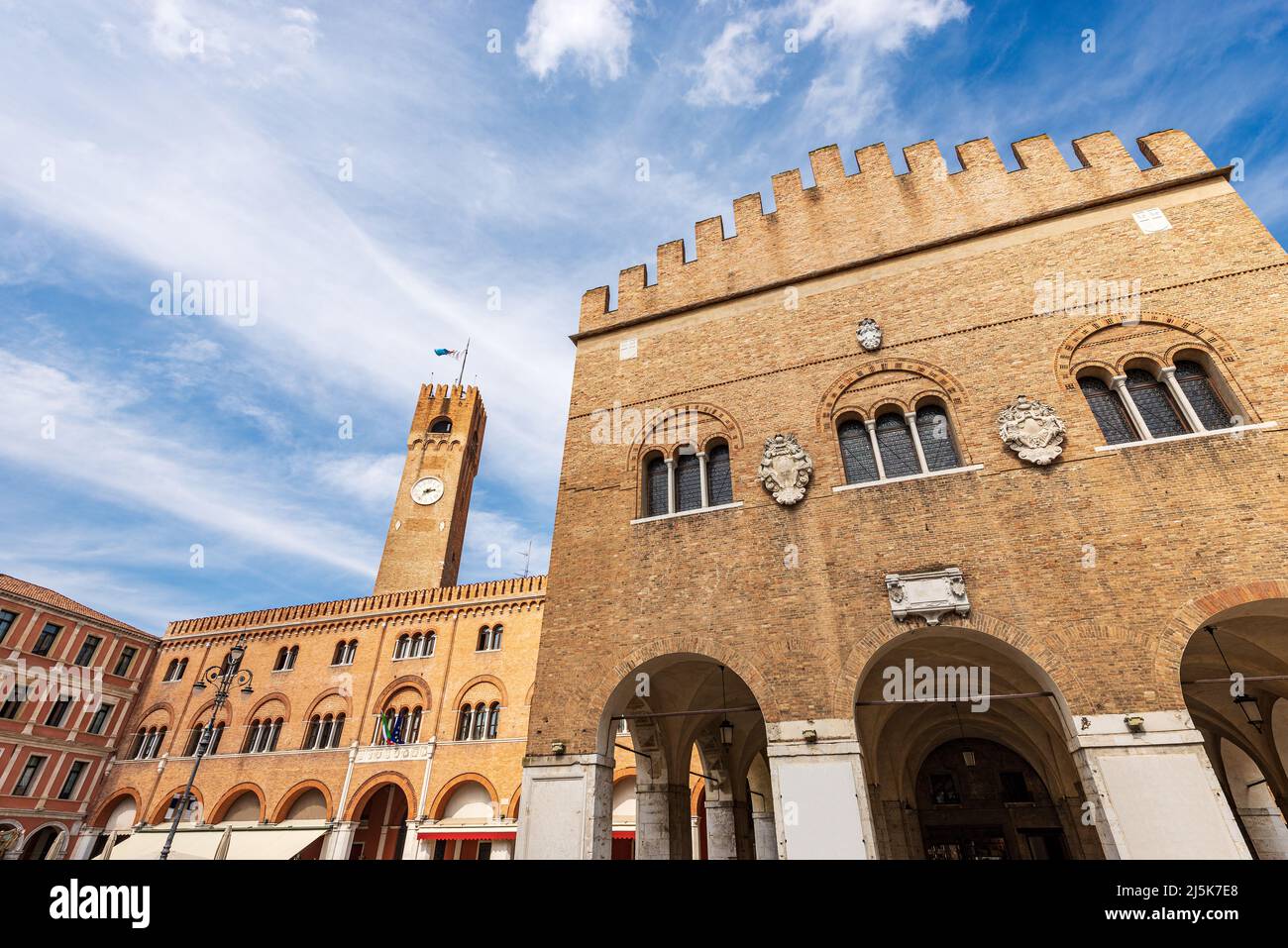 Treviso centro. Palazzo medievale, Palazzo dei Trecento o Palazzo della ragione, 1268 e la Torre Civica, 1218. Piazza dei Signori, Veneto, Italia. Foto Stock