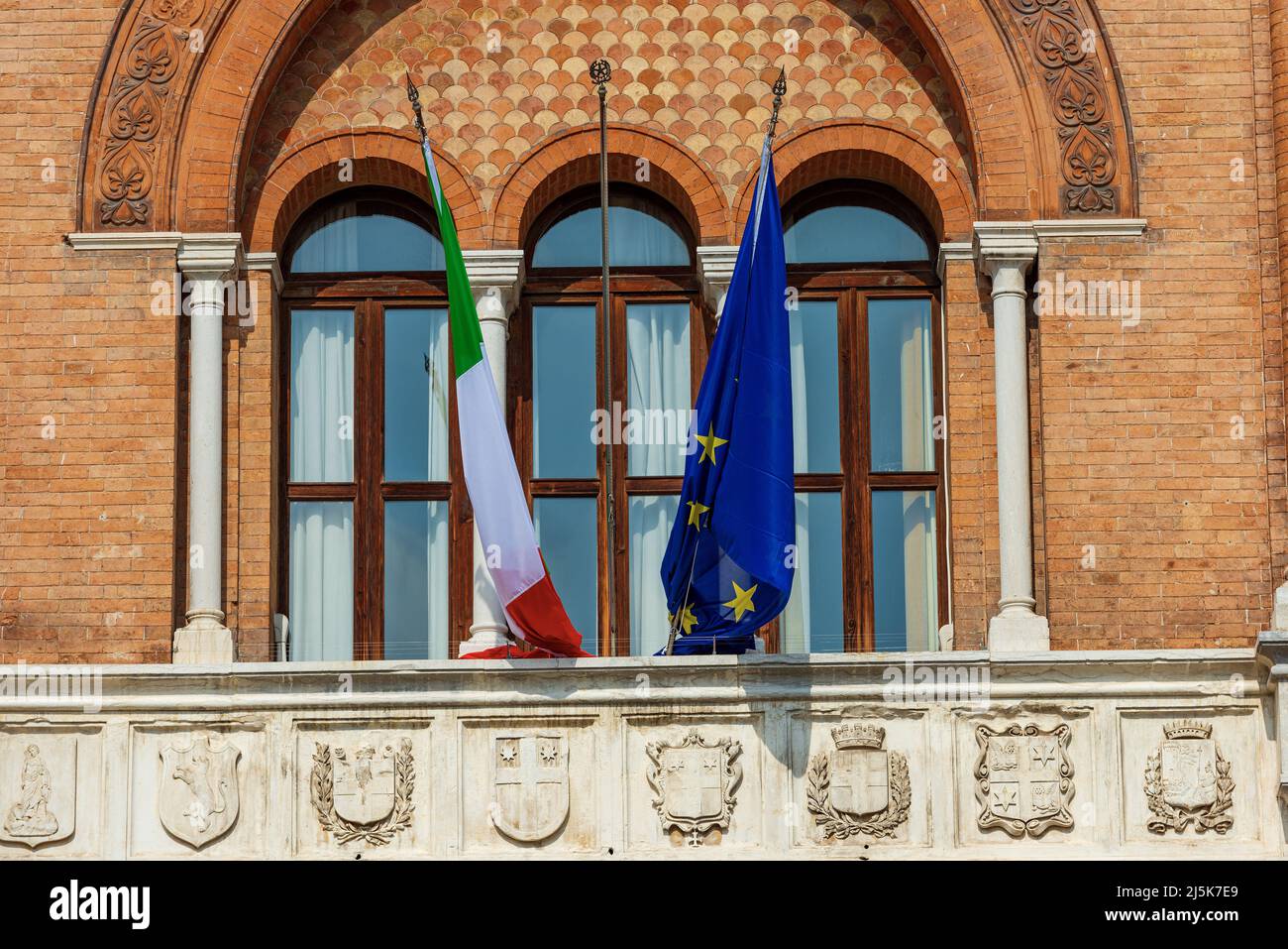 Treviso centro. Palazzo medievale, Palazzo dei Trecento o Palazzo della ragione, 1268 e la Torre Civica, 1218. Piazza dei Signori, Veneto, Italia. Foto Stock