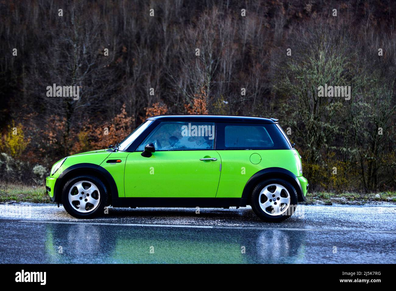 Ohrid,Macedonia del Nord, Aprile 2022 : Green Mini Cooper One prodotto 2004 anni sulla strada per Ohrid città in N.Macedonia. Foto Stock