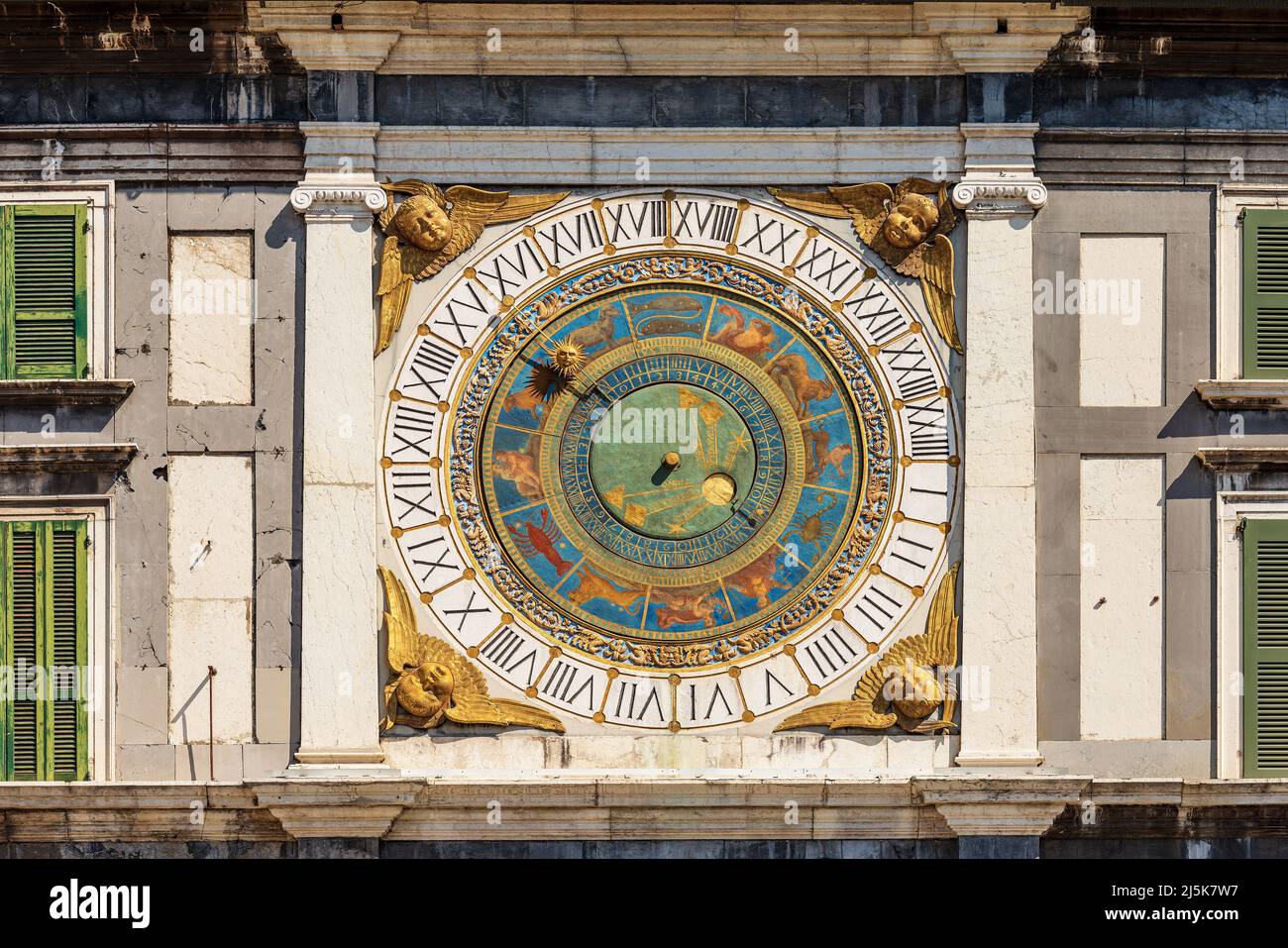 Brescia. Orologio e campanile in stile rinascimentale, Piazza della Loggia.  Lombardia, Italia. Orologio astronomico con le costellazioni dello zodiaco  Foto stock - Alamy