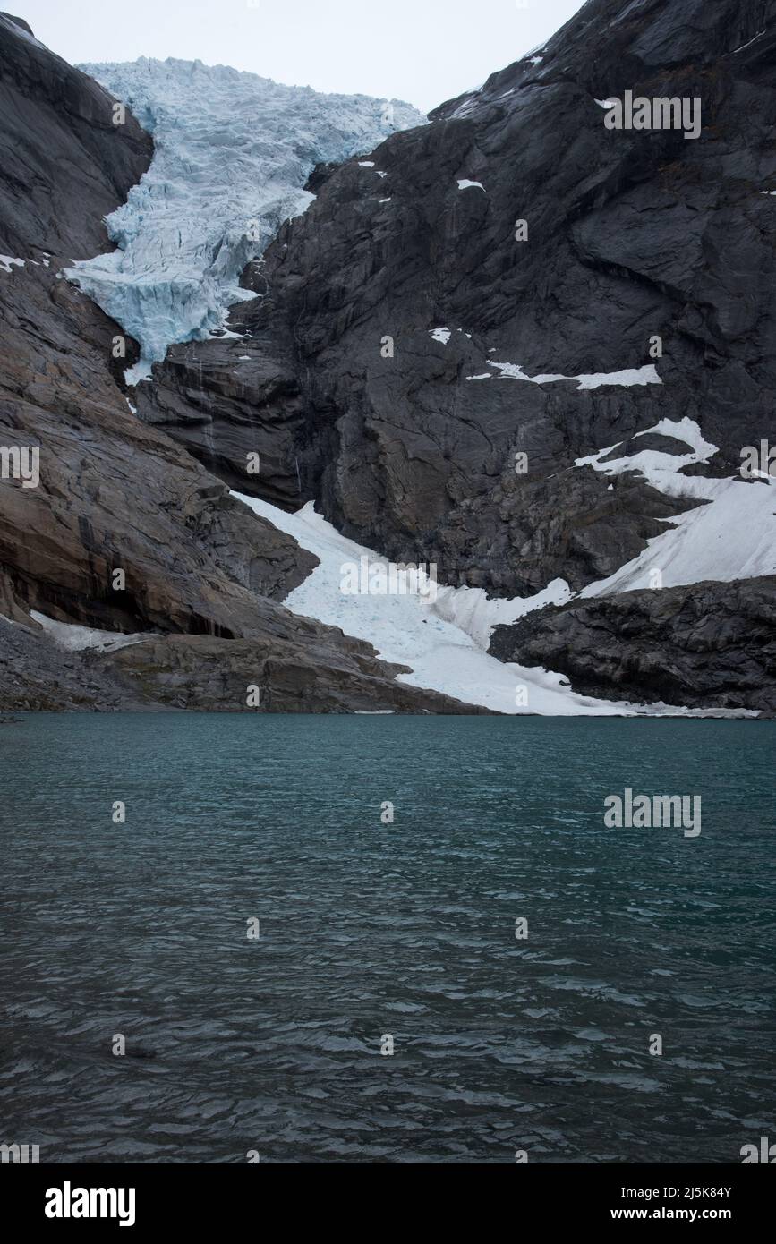 Briksdalsbreen è un braccio di ghiacciai che scende dal più grande glacierJostedalsbreen continentale d'Europa e dal Parco Nazionale di Jostedalsbreen in Norvegia. Foto Stock