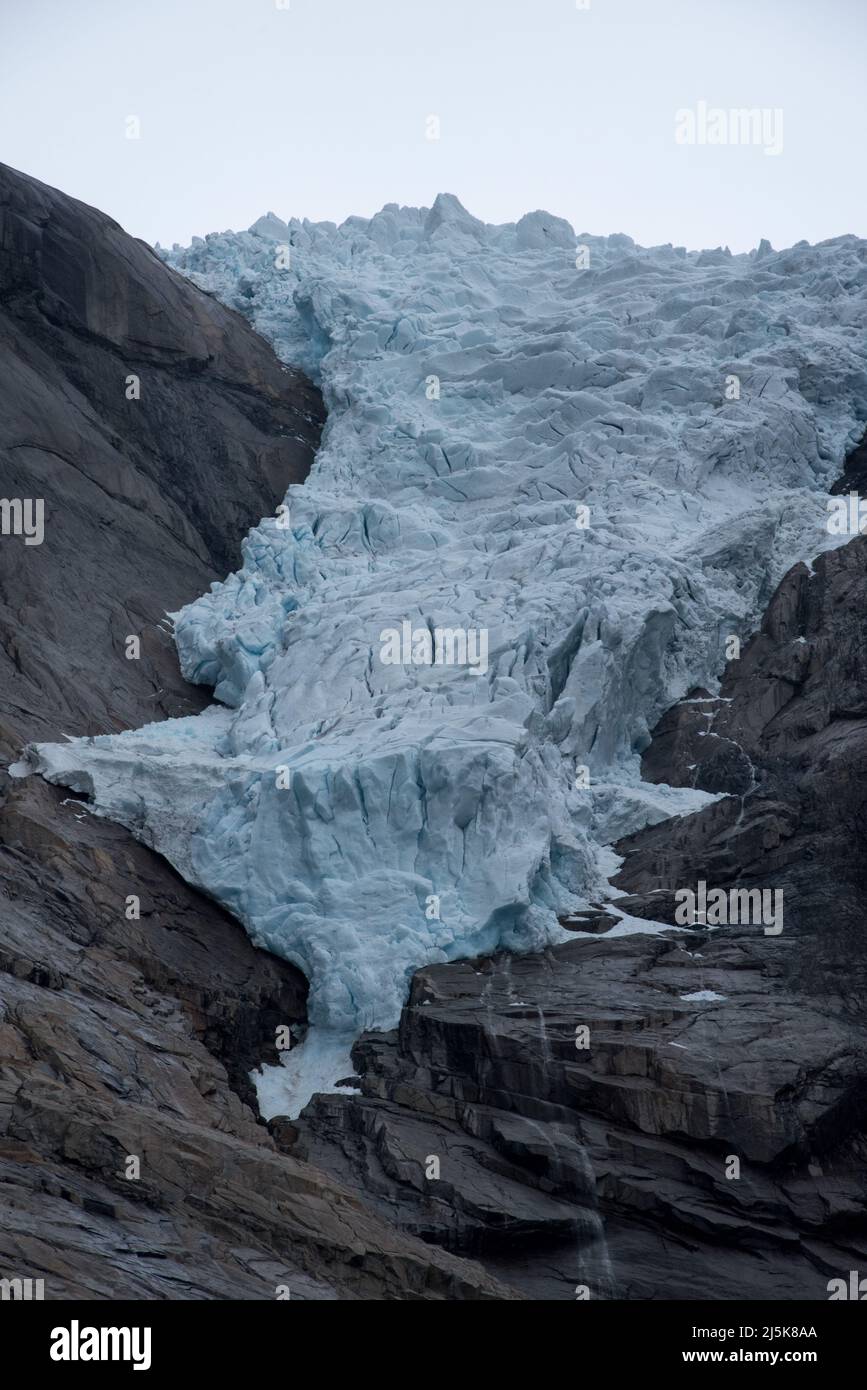 Briksdalsbreen è un braccio di ghiacciai che scende dal più grande glacierJostedalsbreen continentale d'Europa e dal Parco Nazionale di Jostedalsbreen in Norvegia. Foto Stock