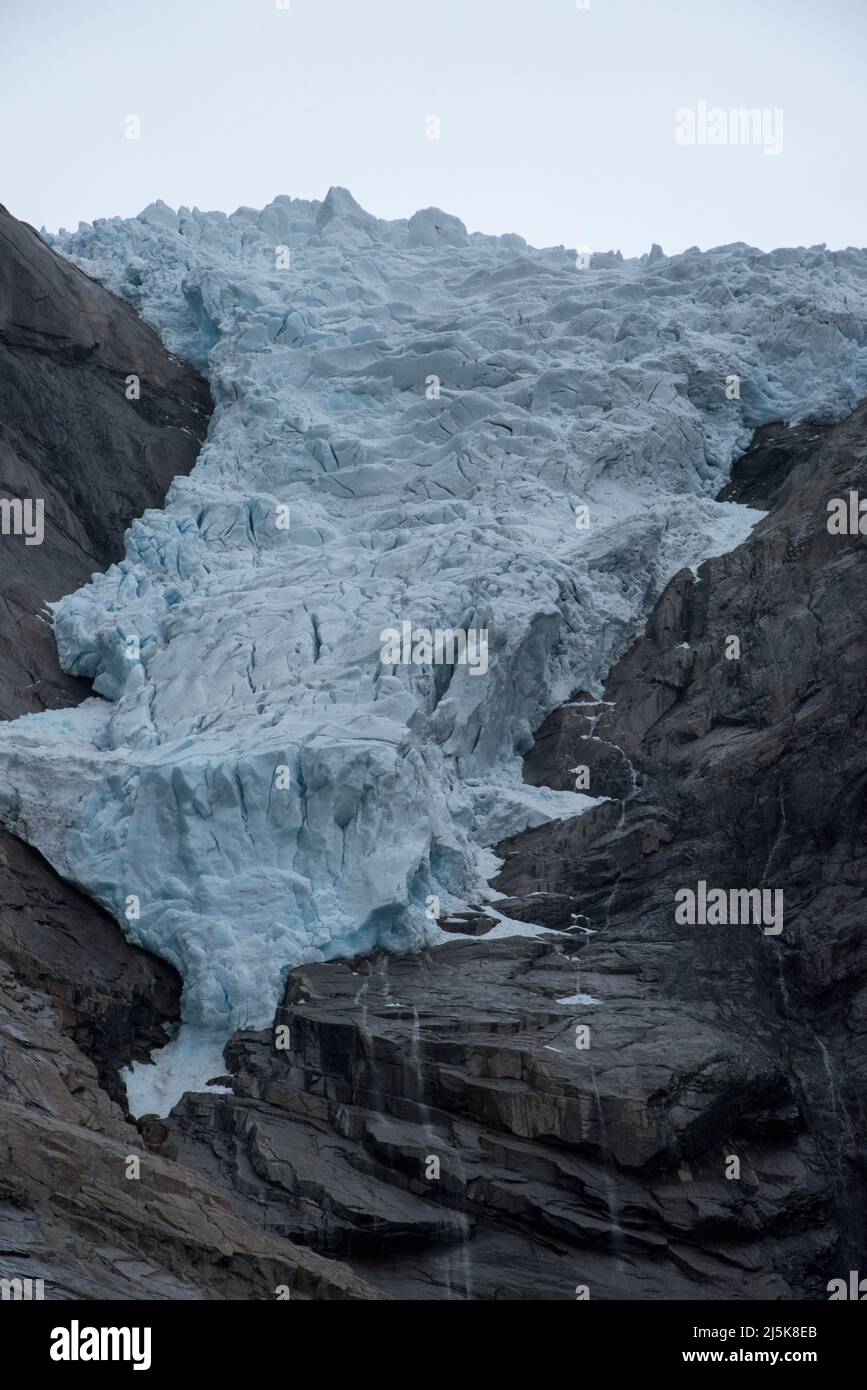 Briksdalsbreen è un braccio di ghiacciai che scende dal più grande glacierJostedalsbreen continentale d'Europa e dal Parco Nazionale di Jostedalsbreen in Norvegia. Foto Stock
